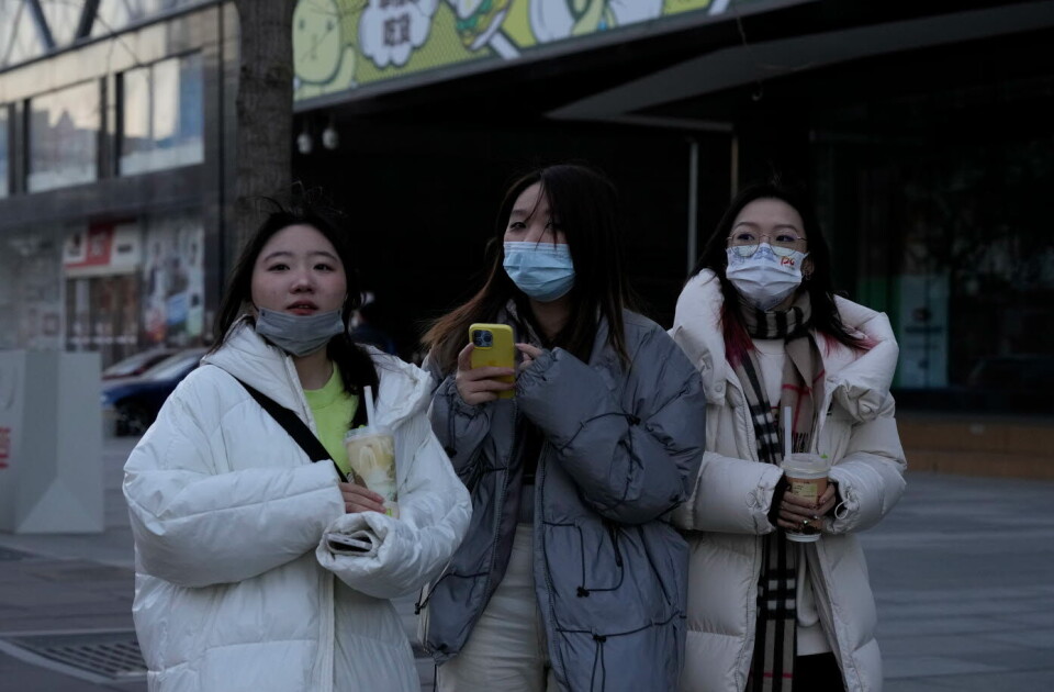 FULL AKTIVITET: Tre kvinner på handletur på et kjøpesenter i Beijing torsdag. Fjerningen av strenge koronarestriksjoner har ført til at kjøpesentre og restauranter igjen fylles opp av besøkende, mens det meldes om overfylte sykehus med koronasmittede. WHO ber Kina dele koronadata åpent og kontinuerlig med verdenssamfunnet. Foto: Ng Han Guan / AP / NTB FULL AKTIVITET: Tre kvinner på handletur på et kjøpesenter i Beijing torsdag. Fjerningen av strenge koronarestriksjoner har ført til at kjøpesentre og restauranter igjen fylles opp av besøkende, mens det meldes om overfylte sykehus med koronasmittede. WHO ber Kina dele koronadata åpent og kontinuerlig med verdenssamfunnet. Foto: Ng Han Guan / AP / NTB
