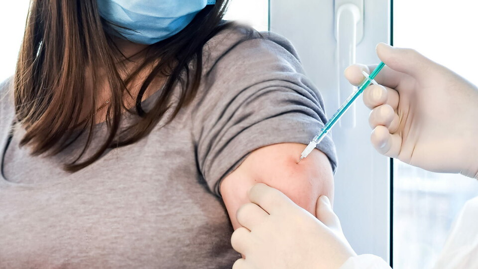VAKSINE: Tallene fra Folkehelseinstituttet (FHI) viser at bare 4 prosent av de under 65 år har tatt fjerde koronavaksine. 18 prosent har tatt influensavaksinen. Illustrasjonsfoto: Getty Images Foto: VAKSINE: Tallene fra Folkehelseinstituttet (FHI) viser at bare 4 prosent av de under 65 år har tatt fjerde koronavaksine. 18 prosent har tatt influensavaksinen. Illustrasjonsfoto: Getty Images Foto:
