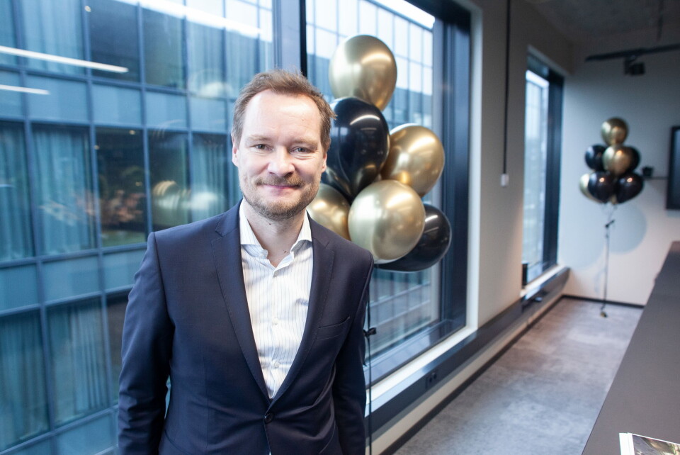 NY PLASS: – Covid-19 har nok hatt som en konsekvens at arbeid og fritid har gått litt inn i hverandre. Og det er en av de tingene jeg tror åpningen av det nye kontoret kommer til å hjelpe mye med, sier Christof Bischoff, administrerende direktør i AstraZeneca Norge og Danmark. Foto: Lars Brock Nilsen