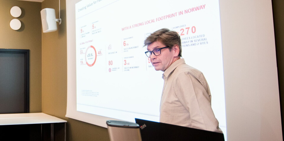 Fabrikksjef og administrerende direktør i Takeda Norge, Bjørn Lie, fortalte om de kostbare omleggingene fabrikken har måttet gjøre for å møte kravene i EUs forfalskningsdirektiv. Foto: Vidar Sandnes