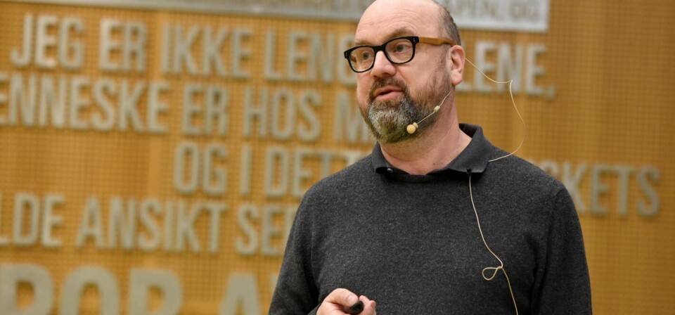 VENTER KONKRURANSE: Olav Dalgard, overlege i infeksjonsmedisin ved Ahus, under fagseminaret DM Arena tirsdag. Foto: Per Corneliussen