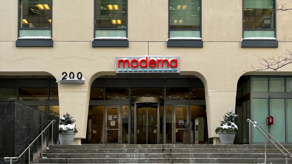 NY STRATEGI: – Vi må ikke tro at denne covid-19-pandemien blir den siste pandemien som vil påvirke global helse, sier Stéphane Bancel, administrerende direktør i Moderna. Nå kommer selskapet med ny global folkehelsestrategi. Bildet ved selskapets hovedkontor i Cambridge i USA. Foto: Fletcher/Wikimedia Commons Foto: