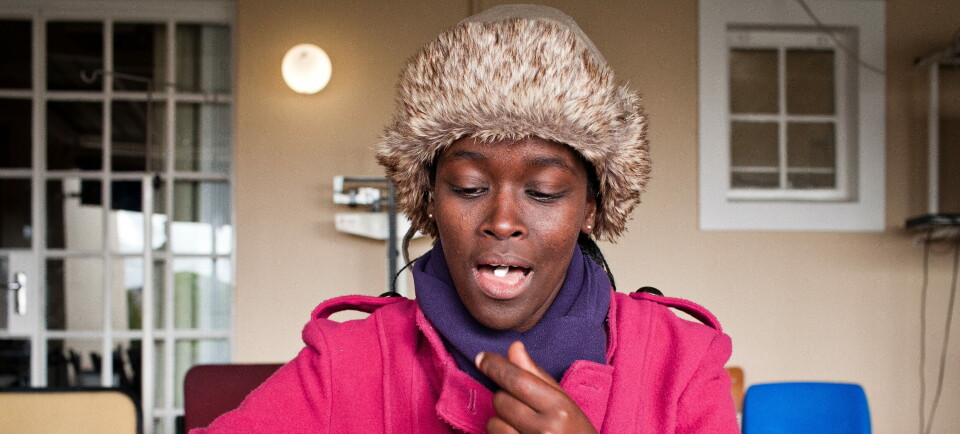 Sørafrikanske Phumeza Tisile tar sin siste tablett som tuberkulose-pasient. Hun er en av to tidligere pasienter som nå tar opp kampen mot Johnson & Johnsons patent på tuberkulose-legemidlet bedaquiline (Sirturo). Foto: Sydelle Willow Smith