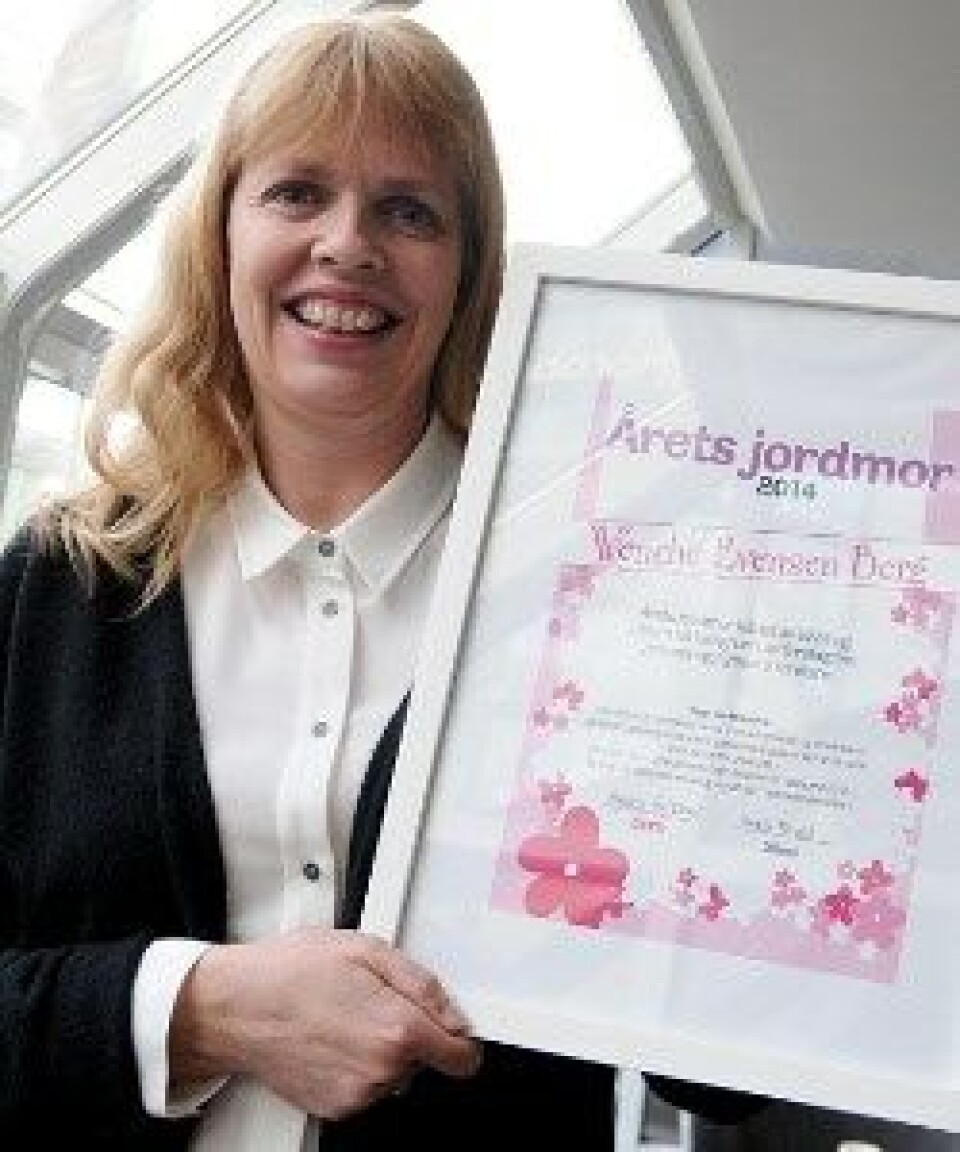 STOLT: Wenche Evensen Berg viser frem beviset på at hun er kåret til landets beste jordmor i 2014,
Foto: Kristin Henriksen/Norsk Sykepleierforbund