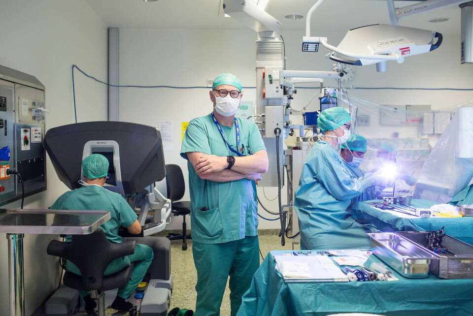 KRITISERER HELSE VEST: – Når vi endelig har fått nasjonale retningslinjer for kreftkirurgi, så kan noen helseregioner bare velge å se bort fra det. Det er bekymringsfullt, sier Christian Beisland, avdelingssjef ved avdeling for urologi ved Haukeland universitetssjukehus. Foto: Silje Katrine Robinson