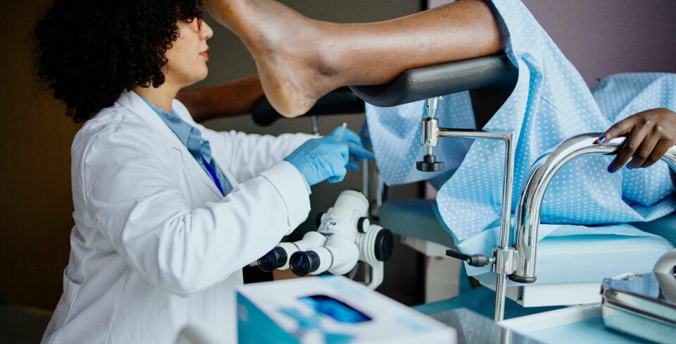 AVDEKKER FORSTADIER: En HPV-test av celleprøver fra livmorhalsen kan avdekke forstadier til livmorhalskreft tidligere enn cytologisk vurdering blant unge kvinner, ifølge en rapport fra Folkehelseinstituttet. Illustrasjonsfoto: Getty Images Foto: