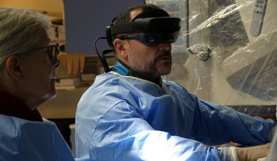 NY METODE: Slobodan Calic, overlege ved Sørlandet Sykehus har gjennomført en mulighetsstudie på bruk av Hololens og mixed reality i CTO PCI proktering intervensjons-kardiologi. Foto: NY METODE: Slobodan Calic, overlege ved Sørlandet Sykehus har gjennomført en mulighetsstudie på bruk av Hololens og mixed reality i CTO PCI proktering intervensjons-kardiologi. Foto: