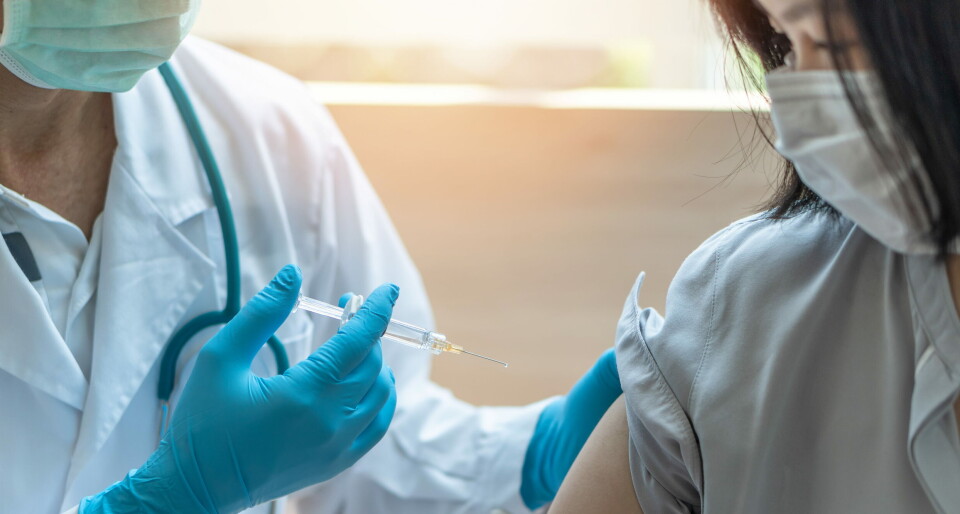 ET SKRITT FREM: Vaksinen fra AstraZeneca - AZD1222 - er utviklet i samarbeid med Universitetet i Oxford, og allerede 23. april fikk to frivillige de første dosene av vaksinen. Nå har Storbritannia godkjent den for bruk. Foto: Getty Images ET SKRITT FREM: Vaksinen fra AstraZeneca - AZD1222 - er utviklet i samarbeid med Universitetet i Oxford, og allerede 23. april fikk to frivillige de første dosene av vaksinen. Nå har Storbritannia godkjent den for bruk. Foto: Getty Images