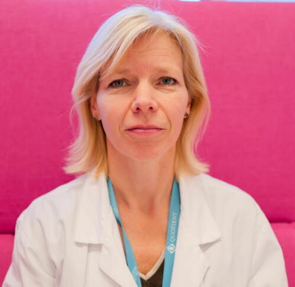 IMMUNITET? Overlege og seksjonsleder, Lise Sofie Nissen-Meyer ved Blodbanken i Oslo, forklarer at første steg i den norske forskningen blir å finne blodgivere som har immunitet. 

            
                Foto: Lars Petter Devik / OUS
