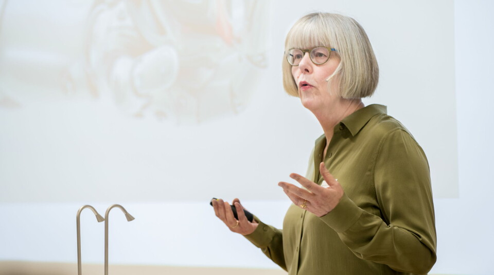 KUTT I HELSEBIBLIOTEKET: Statssekretær i Helse- og omsorgsdepartementet (HOD), Anne Grethe Erlandsen (H), sier at Folkehelseinstituttet må forholde seg til budsjettrammene som Stortinget har satt. Foto: Vidar Sandnes