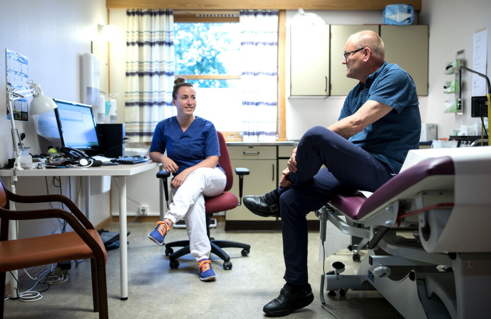 DUGNAD: ALIS Vest-prosjektet startet som en idé fra fastlege Rolf Martin Tande ved Masfjorden legekontor. Ideen ble realisert på grunn av en skikkelig dugnad der kommuner, staten, forskningsmiljøer og «grasrota» satte seg ned og ble enige om å prøve å løse rekrutteringskrisen i distriktskommunene i vest. Her er Tande avbildet sammen med Michelle Hansen, lege i spesialisering (LIS1). Foto: Bjørn Erik Larsen, Bergens Tidende
Foto: DUGNAD: ALIS Vest-prosjektet startet som en idé fra fastlege Rolf Martin Tande ved Masfjorden legekontor. Ideen ble realisert på grunn av en skikkelig dugnad der kommuner, staten, forskningsmiljøer og «grasrota» satte seg ned og ble enige om å prøve å løse rekrutteringskrisen i distriktskommunene i vest. Her er Tande avbildet sammen med Michelle Hansen, lege i spesialisering (LIS1). Foto: Bjørn Erik Larsen, Bergens Tidende
Foto: