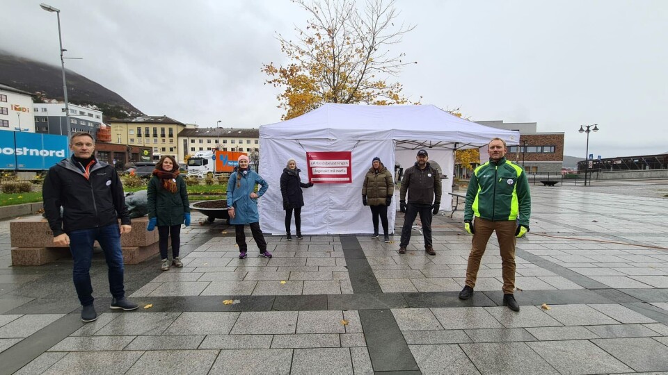 NARVIK: En av kronikkforfatterne, kommuneoverlege Sverre Håkon Evju (t.h) i Narvik, er styremedlem i Norsk legevaktforum. Sammen med fastlege- og legevaktlegene Benjamin Lischner, Heidi Holtet, Hilde Klukstad, Kine Østvik, Linnea Hergot-Høgset og nestleder Bernard Holthe i Nordland legeforening, markerer de torsdag at de har fokus på arbeidstidsbelastingen på legevakt.
Foto:
NARVIK: En av kronikkforfatterne, kommuneoverlege Sverre Håkon Evju (t.h) i Narvik, er styremedlem i Norsk legevaktforum. Sammen med fastlege- og legevaktlegene Benjamin Lischner, Heidi Holtet, Hilde Klukstad, Kine Østvik, Linnea Hergot-Høgset og nestleder Bernard Holthe i Nordland legeforening, markerer de torsdag at de har fokus på arbeidstidsbelastingen på legevakt.
Foto: