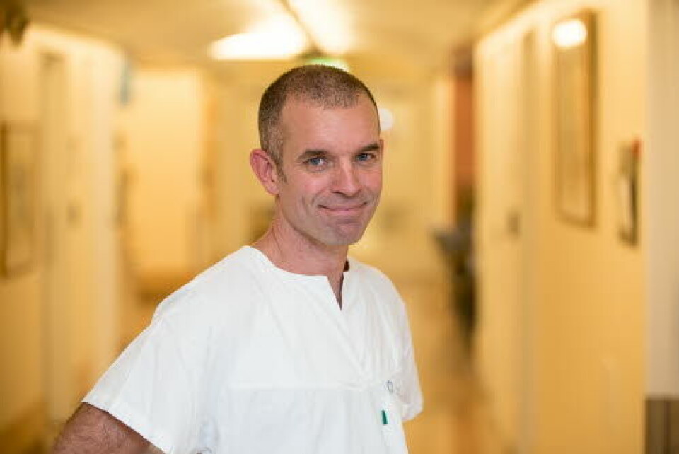 SPENNENDE: – Det er spennende at denne studien viser konseptuelt at en kur mot hiv kan være mulig, sier overlege Marius Trøseid ved Seksjon for klinisk immunologi og infeksjonsmedisin ved Oslo universitetssykehus.
Foto: Vidar Sandnes SPENNENDE: – Det er spennende at denne studien viser konseptuelt at en kur mot hiv kan være mulig, sier overlege Marius Trøseid ved Seksjon for klinisk immunologi og infeksjonsmedisin ved Oslo universitetssykehus.
Foto: Vidar Sandnes