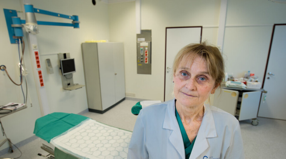 Overlege Anne Dørum, som er styremedlem i Norsk forening for gynekologisk onkologi, reagerer sterkt på at det fra OUS'side kalles en glipp at sykehuset brukte nær tre år på å varsle Helsetilsynet om kvinnene som ble operert på feil grunnlag. Kvinnene ble ikke ikke varslet før det var gått ett år. Foto: VIDAR SANDNES Overlege Anne Dørum, som er styremedlem i Norsk forening for gynekologisk onkologi, reagerer sterkt på at det fra OUS'side kalles en glipp at sykehuset brukte nær tre år på å varsle Helsetilsynet om kvinnene som ble operert på feil grunnlag. Kvinnene ble ikke ikke varslet før det var gått ett år. Foto: VIDAR SANDNES