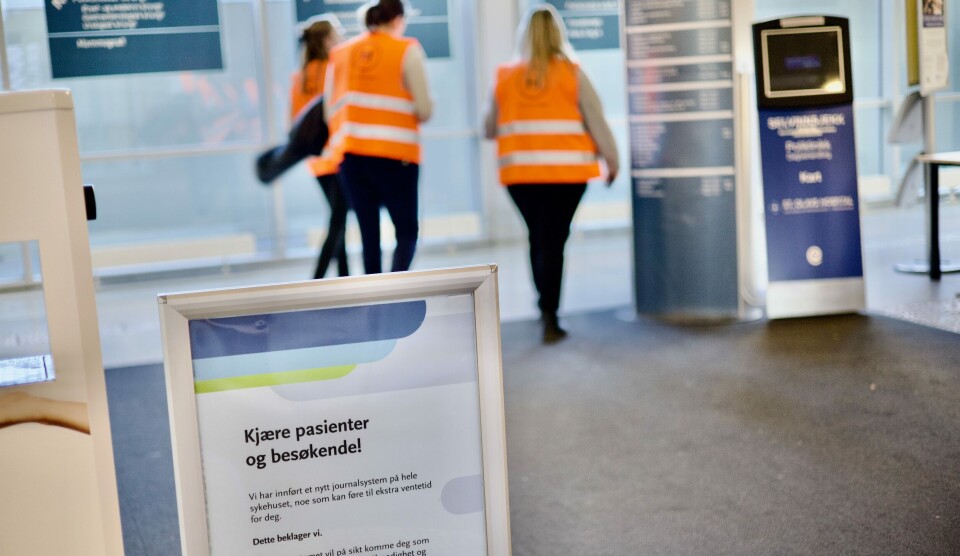 NYTT SYSTEM: Helseplattformen ble innført ved St. Olavs hospital i Trondheim 12. november. På bildet: Et skilt ved en av inngangene i sykehuset opplyser pasienter om endringen og beklager at det kan føre til økt ventetid. Foto: Julie Kalveland NYTT SYSTEM: Helseplattformen ble innført ved St. Olavs hospital i Trondheim 12. november. På bildet: Et skilt ved en av inngangene i sykehuset opplyser pasienter om endringen og beklager at det kan føre til økt ventetid. Foto: Julie Kalveland