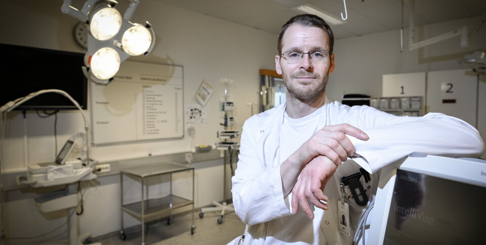 TAKKER: Trond Dehli, overlege ved gastrokirurgisk avdeling i Universitetssykehuset i Nord-Norge, takker for prisen på vegne av kollegiet i Nord-Norge. Foto: UNN TAKKER: Trond Dehli, overlege ved gastrokirurgisk avdeling i Universitetssykehuset i Nord-Norge, takker for prisen på vegne av kollegiet i Nord-Norge. Foto: UNN