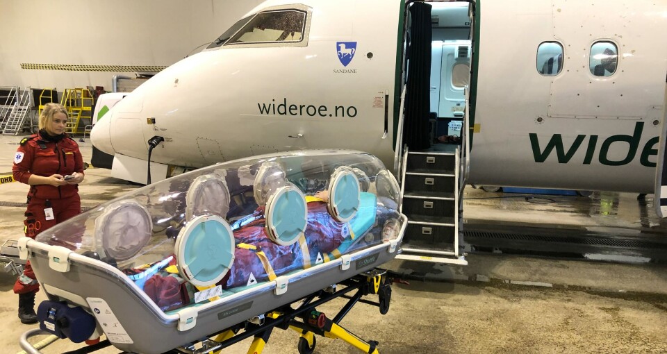 SNART KLAR TIL DRIFT: Bildet viser Widerøes Dash 8 - 100 og smittevernkuvøse. Det ombygde flyet skal brukes til å frakte koronapasienter. Foto: Luftambulanseavdelingen, Universitetssykehuset Nord-Norge HF. SNART KLAR TIL DRIFT: Bildet viser Widerøes Dash 8 - 100 og smittevernkuvøse. Det ombygde flyet skal brukes til å frakte koronapasienter. Foto: Luftambulanseavdelingen, Universitetssykehuset Nord-Norge HF.