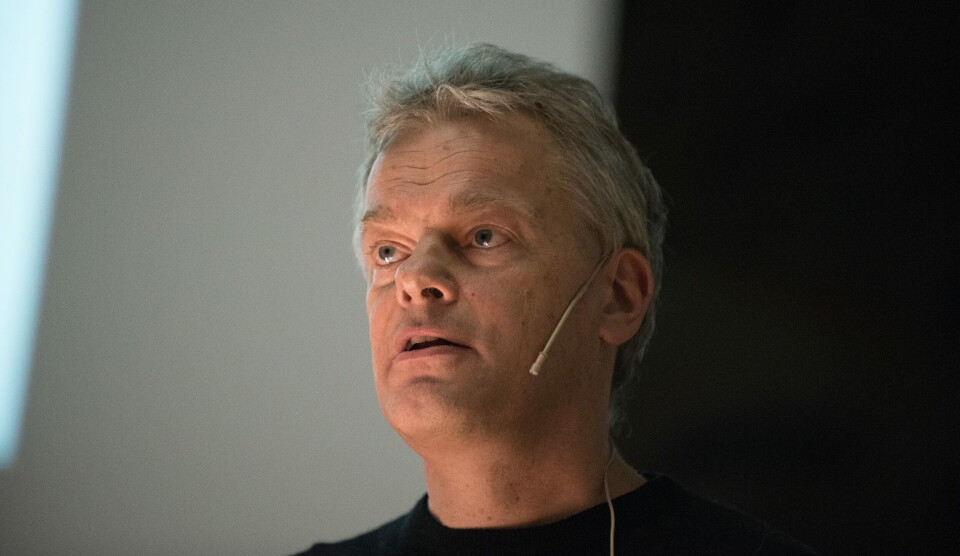 NEDSKALERING: Nobelprisvinnende forsker, Edvard Moser, sier at avviklingen av Gaveforsterkningsordningen får konsekvenser for det nyoppstartede Alzheimers-senteret. – Det blir en reduksjon. Enten i antall stillinger eller i utstyr. Det blir nedskalert aktivitet, som gjør at det vil ta lenger tid å nå målene våre. Foto: Arkiv Foto: NEDSKALERING: Nobelprisvinnende forsker, Edvard Moser, sier at avviklingen av Gaveforsterkningsordningen får konsekvenser for det nyoppstartede Alzheimers-senteret. – Det blir en reduksjon. Enten i antall stillinger eller i utstyr. Det blir nedskalert aktivitet, som gjør at det vil ta lenger tid å nå målene våre. Foto: Arkiv Foto: