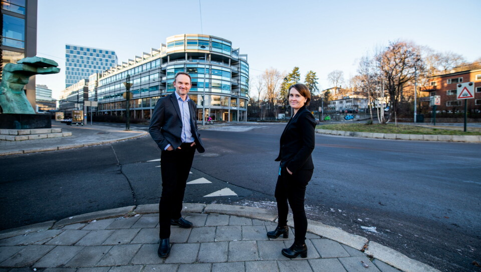 MASTERPLAN: Karl Vestli, konstituert direktør i Direktoratet for-ehelse, og prosjektleder for Veikartet for e-helse, Elin Høyvik Kindingstad er svært fornøyd med sin nye 'masterplan' for e-helseløsninger i Norge. Foto: Vidar Sandnes MASTERPLAN: Karl Vestli, konstituert direktør i Direktoratet for-ehelse, og prosjektleder for Veikartet for e-helse, Elin Høyvik Kindingstad er svært fornøyd med sin nye 'masterplan' for e-helseløsninger i Norge. Foto: Vidar Sandnes