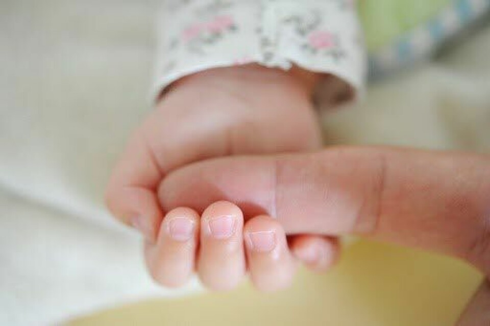KONTAKT: Barn som er født for tidlig, har behov for hudkontakt, understreker WHO. Foto: Frank May / NTB
