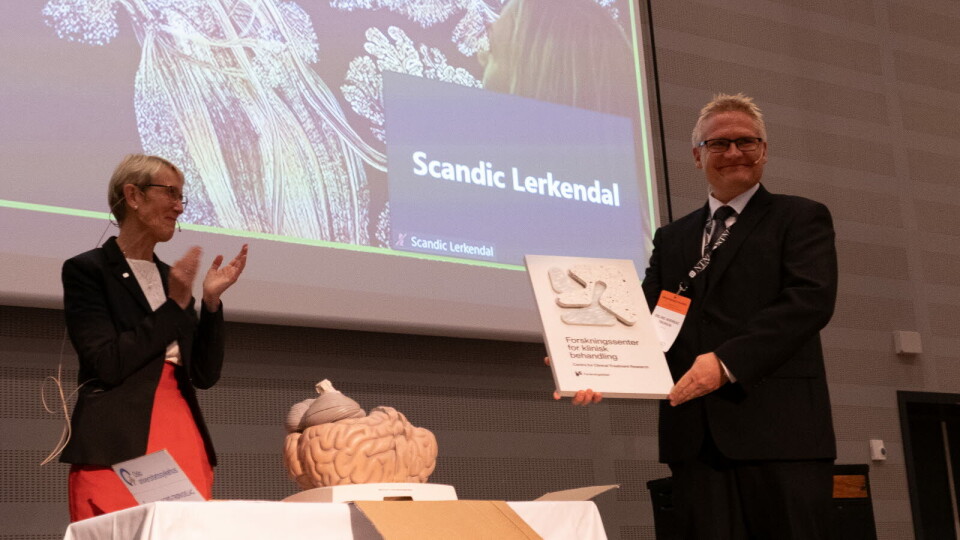 ÅPNING: Erling Andreas Tronvik (t.h.) er nevrolog og professor ved NTNU og forskningsleder for det nye senteret. Her sammen med NTNU-rektor Anne Borg. Foto: Jeleena Rai Foto: ÅPNING: Erling Andreas Tronvik (t.h.) er nevrolog og professor ved NTNU og forskningsleder for det nye senteret. Her sammen med NTNU-rektor Anne Borg. Foto: Jeleena Rai Foto: