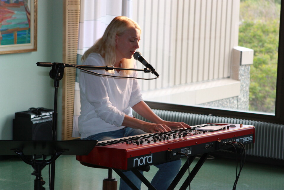 Harstad sykehus med egen festival Foto: Artisten Marthe Valle spilte på Harstad sykehus sin egen festival i dag. Foto:Råger Ellingsen