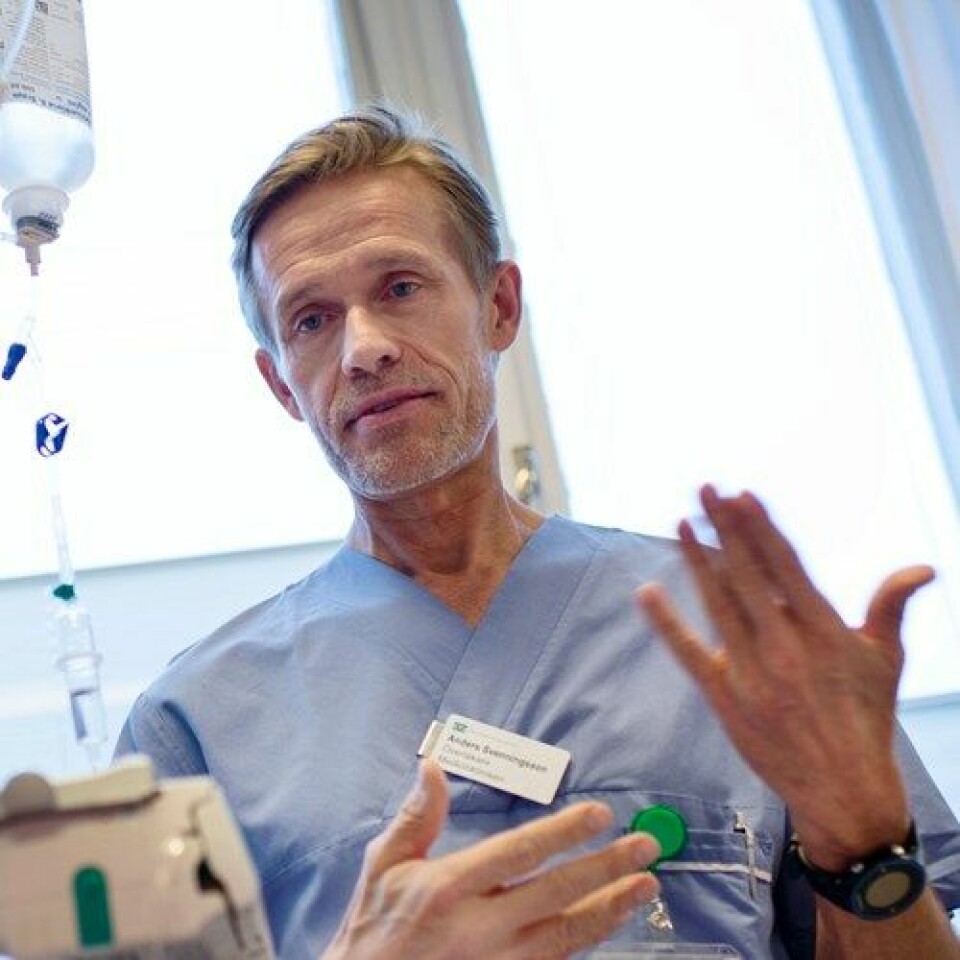 KRITISK: – Vi kan ikke være avhengig av legemiddelselskapenes forsikringer, sier nevrolog Anders Svenningsson. 

            
                Foto: Linnea Rhedborg/ Bildbyrån