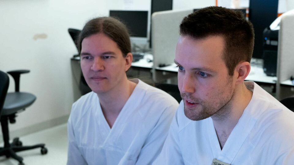 OBSERVERER: Vidar Johansen (til venstre), utvikler i DIPS, var på besøk i akuttmottaket hos Jan Stavenes for å få et bedre innblikk i hvordan klinikere tenker og jobber. Foto: Øystein Fykse/Helse Bergen