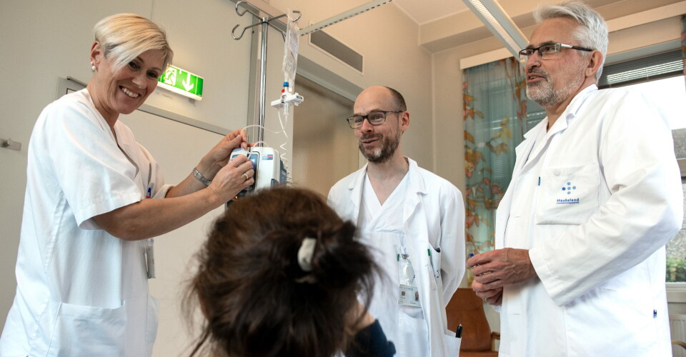 FÅR FINANSIERING: Spesialsykepleier Randi Cesilie Haugstad, professor Øivind Torkildsen ved Universitetet i Bergen og leder Kjell-Morten Myhr ved forskningssenteret Neuro-SysMed arbeider alle med studien som sammenligner rituksimab med okrelizumab. Foto: Marit Hommedal FÅR FINANSIERING: Spesialsykepleier Randi Cesilie Haugstad, professor Øivind Torkildsen ved Universitetet i Bergen og leder Kjell-Morten Myhr ved forskningssenteret Neuro-SysMed arbeider alle med studien som sammenligner rituksimab med okrelizumab. Foto: Marit Hommedal