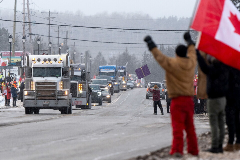 MOT VAKSINEPASS: Demonstranter mot vaksinepass heier på lastebilene som kjører gjennom Kakabeka Falls, Thunder Bay, Ontario. Foto: David jackson - AP NTB Foto: MOT VAKSINEPASS: Demonstranter mot vaksinepass heier på lastebilene som kjører gjennom Kakabeka Falls, Thunder Bay, Ontario. Foto: David jackson - AP NTB Foto: