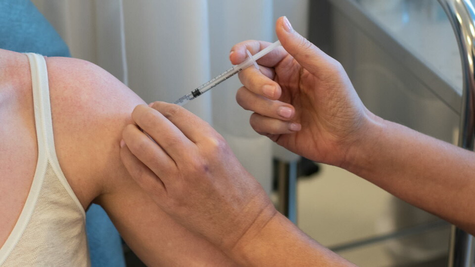 OVERSKUDD: – For første gang i pandemien overstiger nå tilgangen etterspørselen etter koronavaksinedoser, skriver FHI. Foto: Vidar Sandnes Foto: