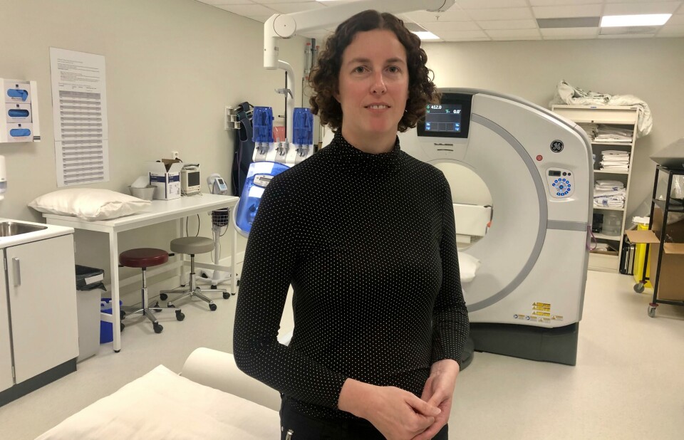 VIL KORTE AVSTANDER: – Det unike er at vi gir trombolyse prehospitalt inne på en CT-lab uten å ha til stede det fysiske nettverket som det egentlig er behov for, sier avdelingsleder Renate Jakobsson. Nå håper hun innføringen av trombolyse i Alta vil være med på å korte ned transportavstander og få opp andelen av hjerneslagpasienter i Vest-Finnmark som får trombolyse.  Foto: