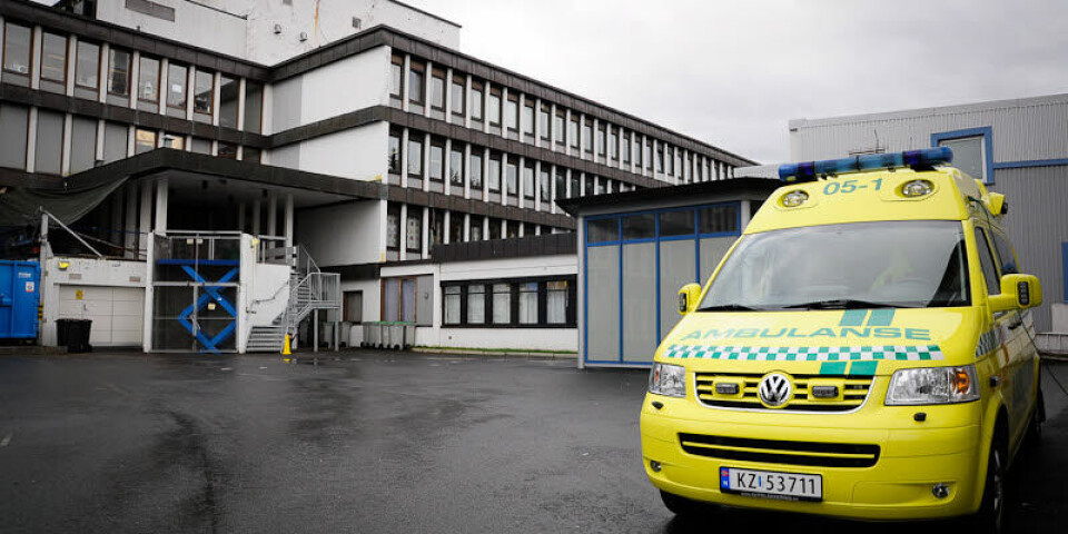 STORE FØLGER: Lokalsykehuset i Narvik er et lite sykehus med få ansatte, og det forhold at mange medarbeidere nå må ut i karantene, gir utfordringer for driftssituasjonen ved sykehuset. Foto: Per Corneliussen