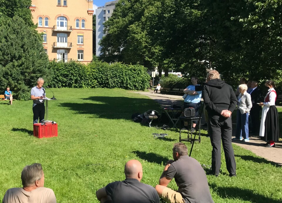 LANSERING: Organisasjonen inviterte til lansering på plenen ved hovedinngangen til Ullevål sykehus. Her holder Sven Erik Gisvold, medlem av arbeidsutvalget i organisasjonen, sitt innlegg. Foto: Michael Chr. A. Simonsen Foto: