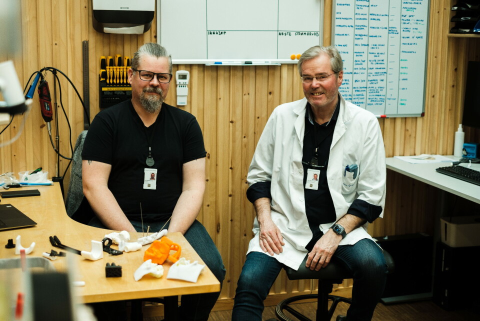 POPULÆRT: Ingeniør Mikael Omlid og professor Juhu Silvola i 3D-printlaben på Ahus får forespørsler om praktiske innovasjoner nesten hver uke. Foto: Ole Gunnar Onsøien Foto: POPULÆRT: Ingeniør Mikael Omlid og professor Juhu Silvola i 3D-printlaben på Ahus får forespørsler om praktiske innovasjoner nesten hver uke. Foto: Ole Gunnar Onsøien Foto: