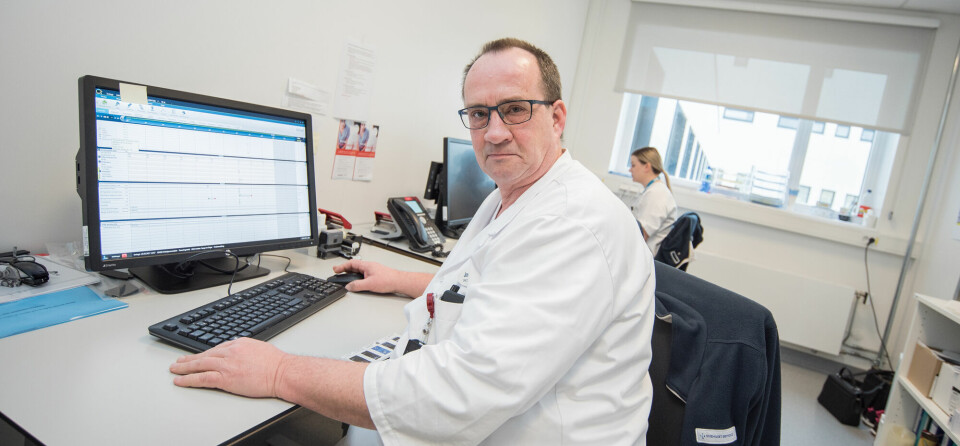 VENTER PÅ RAPPORTFUNKSJON: Overlege Jon Birger Haug ved Sykehuset Østfold er frustrert over at det nye digitale kurvesystemet foreløpig ikke kan brukes til antibiotikastyring, fordi det mangler rapporteringsfunksjon Foto: Vidar Sandnes