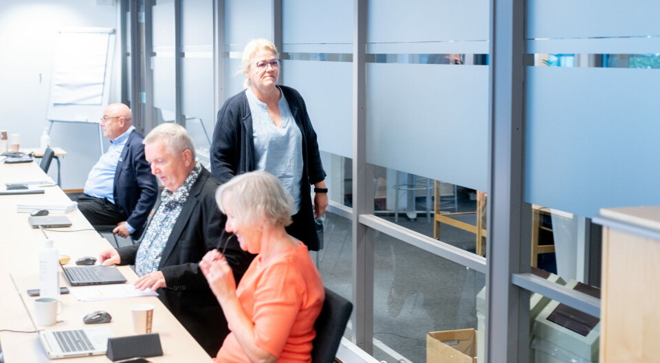 UT PÅ TUR: – Vi hører fra Danmark at de i perioder sliter med å få systemet til å fungere godt. Det er viktig å finne den gode balansen, sier Inger Cathrine Bryne (stående), administrerende direktør i Helse Vest. Her avbildet under et møte i Beslutningsforum, sammen med adm.dir. Stig Slørdahl i Helse Midt-Norge (bakerst), Asbjørn Mack i Sykehusinnkjøp HF og Elisabeth Bryn i Statens legemiddelverk. Foto: Vidar Sandnes