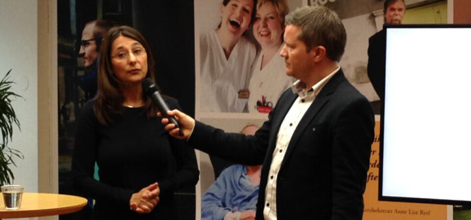 NORGE PÅ HUDKREFTTOPP: Rundt 350 personer dør årlig av hudkreft. Hudlege Ingrid Roscher intervjues av Kreftforeningens informasjonssjef Erik Vigander. Foto: Målfrid Bordvik