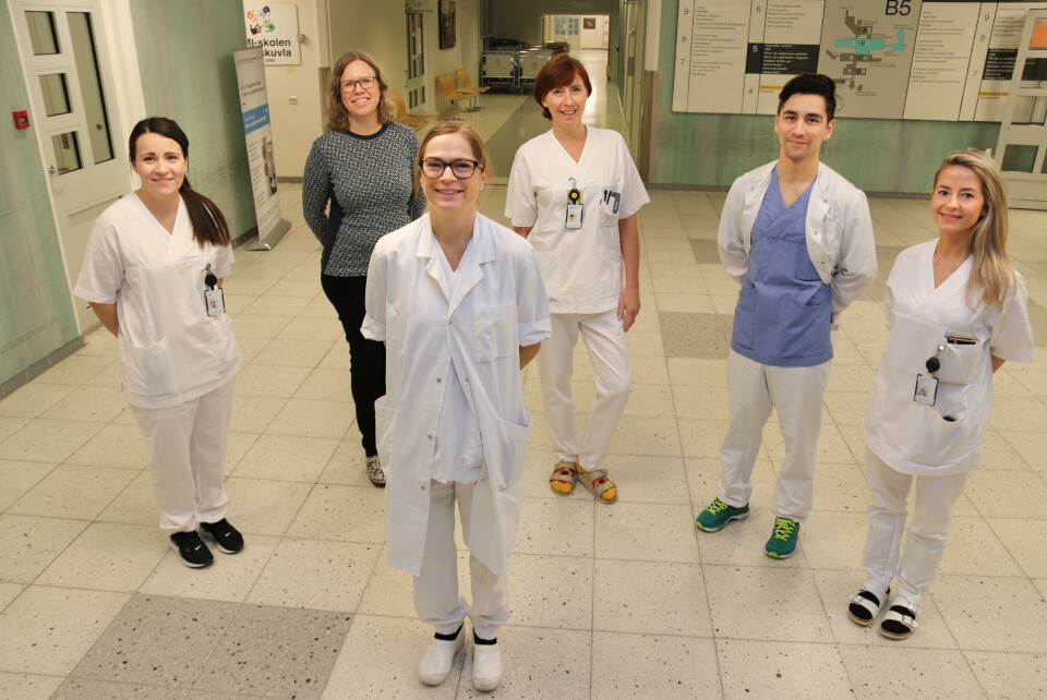 BARNELEDDGIKTSTUDIE: Foran: Paula Frid, oralkirurg og førsteamanuensis. Bak fra venstre: Lisbeth Aune, studiesykepleier Josefine Halbig, barnetannlege og PhD-stipendiat Ellen Nordal, overlege og førsteamanuensis Erik Haro, radiograf Veronika Rypdal, barnelege og PhD-stipendiat. Foto: Jørn Resvoll/UNN BARNELEDDGIKTSTUDIE: Foran: Paula Frid, oralkirurg og førsteamanuensis. Bak fra venstre: Lisbeth Aune, studiesykepleier Josefine Halbig, barnetannlege og PhD-stipendiat Ellen Nordal, overlege og førsteamanuensis Erik Haro, radiograf Veronika Rypdal, barnelege og PhD-stipendiat. Foto: Jørn Resvoll/UNN