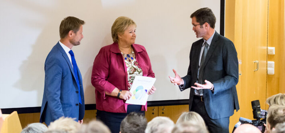 HISTORISK: John-Arne Røttingen (t.h.) overrekker statsminister Erna Solberg og helseminister Bent Høie Norges første forsknings- og innovasjonsstrategi innen helse og omsorg. Foto: Rune Thorstein