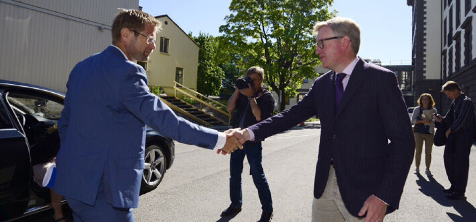 SYKEHUS-BESØK: Helseminister Bent Høie tas imot på Lovisenberg Diakonale Sykehus av ny sykehusdirektør, Torger Ødegaard. Foto: Vidar Sandnes