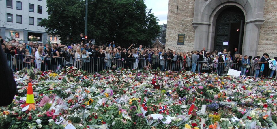 BLOMSTERHAV: Etter 22.juli for fire år siden ble ofrene minnet med blomster utenfor Oslo domkirke. Foto: Colourbox