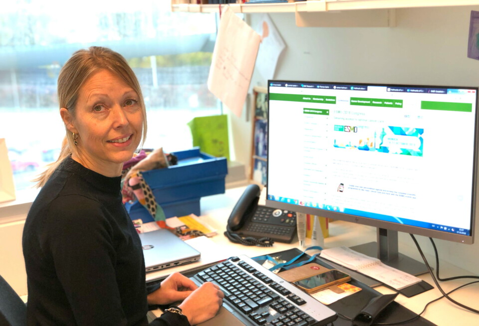 FORBEREDELSER: Forsker og dr.philos Therese Sørlie, ved Seksjon for kreftgenetikk, ved Oslo Universitetssykehus/Det norske Radiumhospital forbereder seg på å lede flere sesjoner på ESMO 2018. Foto: Anne Hafstad FORBEREDELSER: Forsker og dr.philos Therese Sørlie, ved Seksjon for kreftgenetikk, ved Oslo Universitetssykehus/Det norske Radiumhospital forbereder seg på å lede flere sesjoner på ESMO 2018. Foto: Anne Hafstad