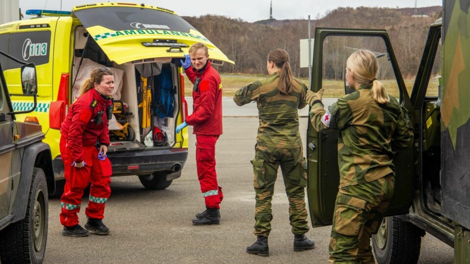 SAMARBEID: Bilde fra 2. mai i år, da Sanitetsbataljonen i Brigade Nord trente sammen med blant annet ambulansetjenesten. Dette var den første store sivil-militære samarbeidsøvelsen innenfor sanitet og krisehåndtering i Norge. Foto: Runar Røssevold, Forsvaret