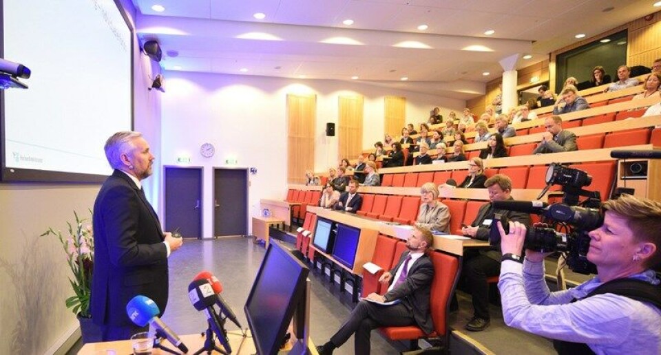 I mai 2017 presenterte divisjonsdirektør i Hdir, Johan Torgersen, resultatet av ventelistegranskingen for helseminister Bent Høie (H). Denne granskingen hevdet at 'den medisinske utviklingen og implementering av prioriteringsveiledere' var årsaken til ventelistepraksisen ved norske sykehus. Arkivfoto. Foto: I mai 2017 presenterte divisjonsdirektør i Hdir, Johan Torgersen, resultatet av ventelistegranskingen for helseminister Bent Høie (H). Denne granskingen hevdet at 'den medisinske utviklingen og implementering av prioriteringsveiledere' var årsaken til ventelistepraksisen ved norske sykehus. Arkivfoto. Foto: