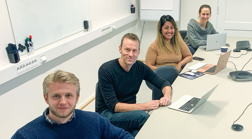 KURS_KOMITEEN: (f.v) Medisinstudent Birk Hunskaar, professor Per Olav Vandvik, lege i spesialisering Ishita Barua og universitetslektor Anja Fog Heen utgjør kurs-komiteen til MED3065 – AI, innovasjon, big data og beslutningsstøtte. Foto: Anita Aalby Foto: KURS_KOMITEEN: (f.v) Medisinstudent Birk Hunskaar, professor Per Olav Vandvik, lege i spesialisering Ishita Barua og universitetslektor Anja Fog Heen utgjør kurs-komiteen til MED3065 – AI, innovasjon, big data og beslutningsstøtte. Foto: Anita Aalby Foto: