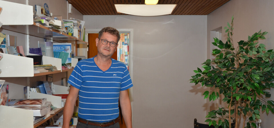 STREVER: – Vi har sett at leger som kommer og liker seg godt i Odda, bukker under på grunn av kombinasjonen av arbeidsforhold, store lister og dårlig inntjening – sammenlignet med andre kommuner, forteller kommuneoverlege og fastlege Steinar Jacobsen. Foto: Ernst Olsen