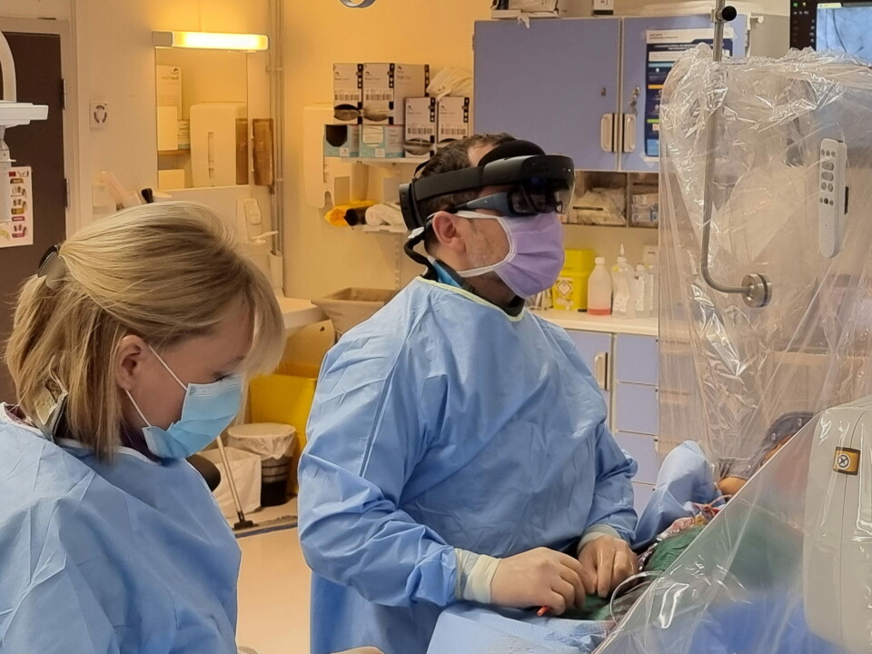 FØRSTE-TEST: – Det vi gjør er å bruke HoloLens i arbeidet i CTO, som er å åpne tette blodårer. Det er en prosedyre som kan være svært tidkrevende, sier Slobodan Calic, her avbildet under første kliniske testing. Foto: HoloCare Foto: FØRSTE-TEST: – Det vi gjør er å bruke HoloLens i arbeidet i CTO, som er å åpne tette blodårer. Det er en prosedyre som kan være svært tidkrevende, sier Slobodan Calic, her avbildet under første kliniske testing. Foto: HoloCare Foto: