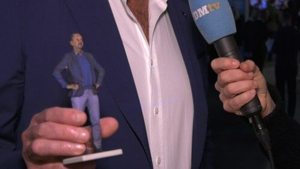 3D-PRINT: Kjartan Olofsson har fått laget en 3D-statue av seg selv. Han beskriver 3D-som totalt unyttig, og som noe som ikke har en plass i helsevesenet med det første. – Selv ikke kona mi ville ha denne, sier han.
Foto: Lasse Moe 3D-PRINT: Kjartan Olofsson har fått laget en 3D-statue av seg selv. Han beskriver 3D-som totalt unyttig, og som noe som ikke har en plass i helsevesenet med det første. – Selv ikke kona mi ville ha denne, sier han.
Foto: Lasse Moe