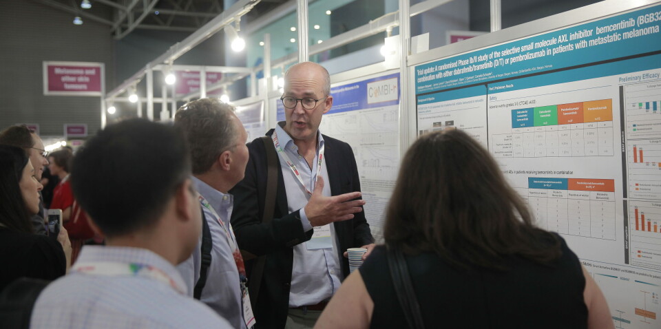 STOR INTERESSE: Det var stor interesse for posteren til Oddbjørn Straume, overlege ved Haukeland universitetssjukehus, under kreftkongressen ESMO i Barcelona denne uken. Foto: Lasse Moe STOR INTERESSE: Det var stor interesse for posteren til Oddbjørn Straume, overlege ved Haukeland universitetssjukehus, under kreftkongressen ESMO i Barcelona denne uken. Foto: Lasse Moe